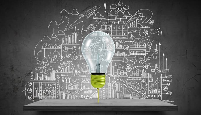 電球とビジネスアイデアのスケッチが描かれた黒板