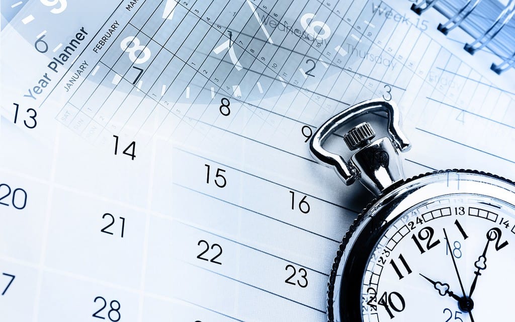 カレンダーと懐中時計で時間管理を表すイメージ