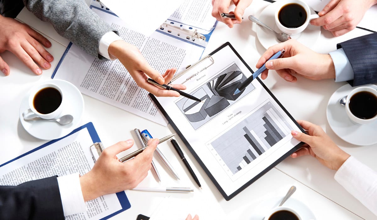 ビジネスミーティングでグラフを見ながら議論する様子