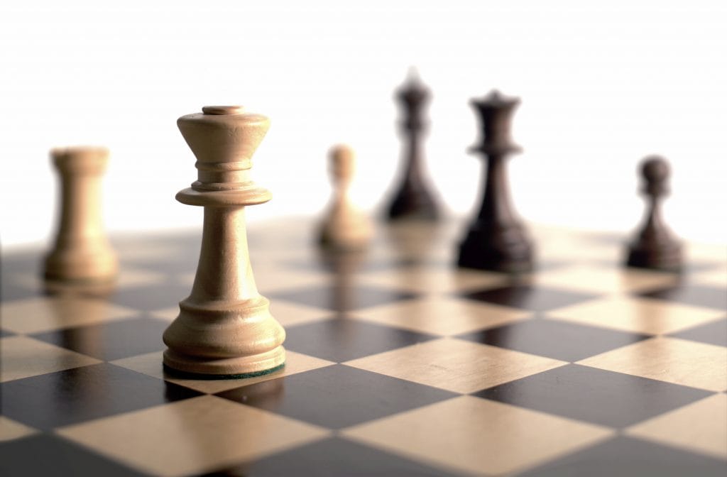 チェス盤の上に並んだ駒のビジネス戦略イメージ