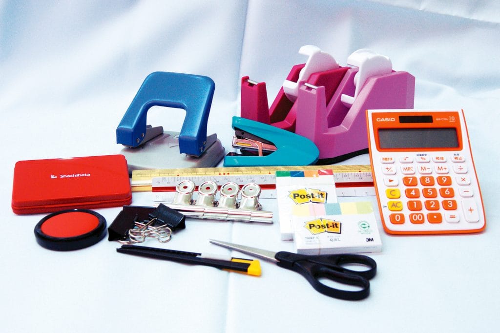 電卓やハサミなど各種オフィス文房具の集合写真