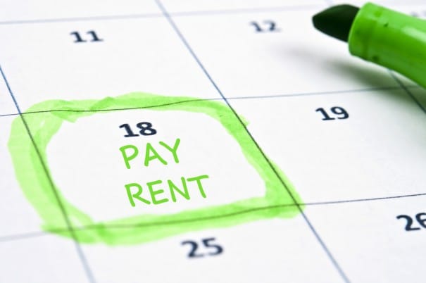 カレンダーの18日にPAY RENTと書かれた家賃支払い日の印
