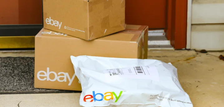 eBayロゴ入りの段ボール箱と配送袋、出荷準備のイメージ
