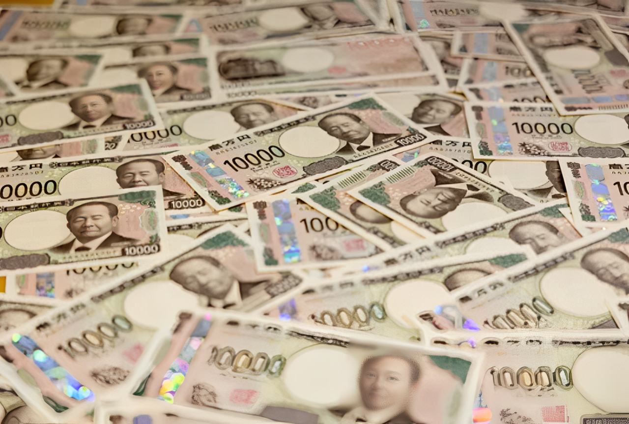 散らばった一万円札と千円札の日本円紙幣